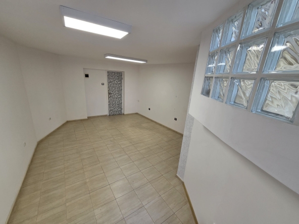 Дава се под наем Офис в Варна, Център - 26 кв.м за 348.84 € - Снимка #1