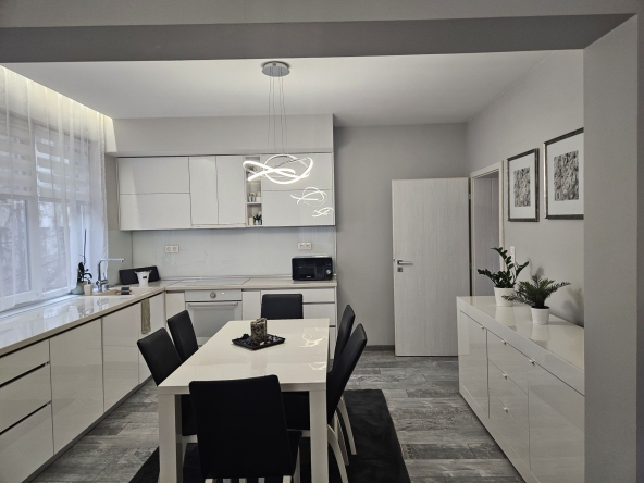 Дава се под наем Етаж от къща в Пловдив, Съдийски - 100 кв.м за 698.19 € - Снимка #1