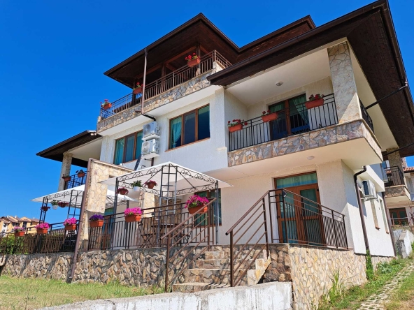 Хотел в Бургас, Изгрев - 320 кв.м за 682 €/кв.м - Снимка #1