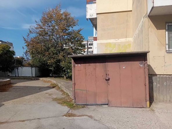 Гараж / Паркомясто в Русе, Централен южен район - 12 кв.м за 425 €/кв.м - Снимка #1