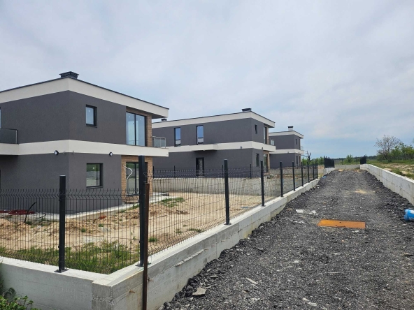 Къща в с. Звездица, Област Варна - 216 кв.м за 815 €/кв.м - Снимка #1