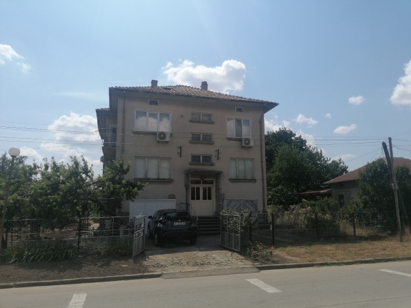 Етаж от къща в Генерал Тошево - 240 кв.м за 202 €/кв.м - Снимка #1