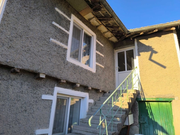 Къща в Шумен, Военно училище - 100 кв.м за 306 €/кв.м - Снимка #1