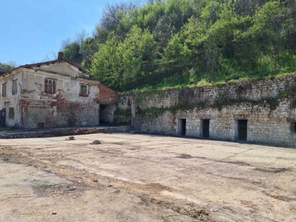 Дава се под наем Парцел в Русе, Промишлена зона - Запад - 4000 кв.м за 612 € - Снимка #1