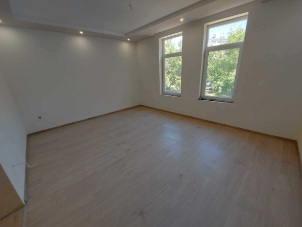 Тристаен апартамент в Търговище, Център - 120 кв.м за 668 €/кв.м - Снимка #1