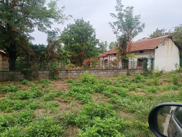 Къща в Левски - 1600 кв.м за 5 €/кв.м - Снимка #1