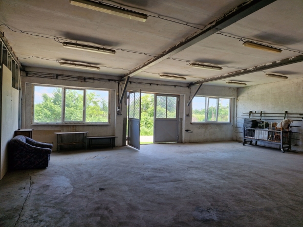 Дава се под наем Склад в с. Войводиново, Област Пловдив - 130 кв.м за 397.8 € - Снимка #1