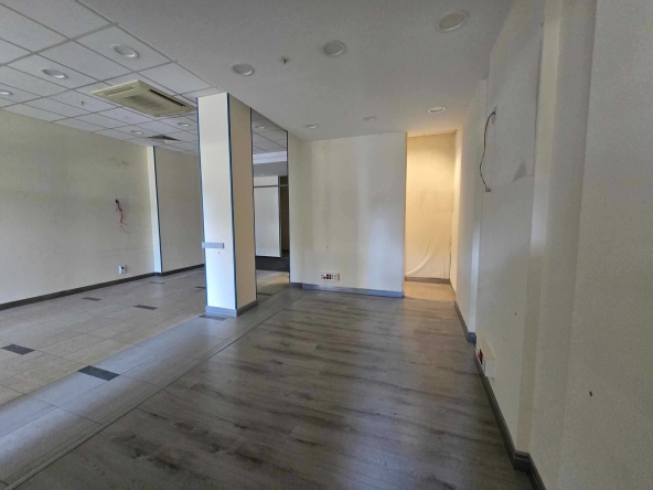 Дава се под наем Магазин в Велико Търново, Център - 117 кв.м за 2800 € - Снимка #1