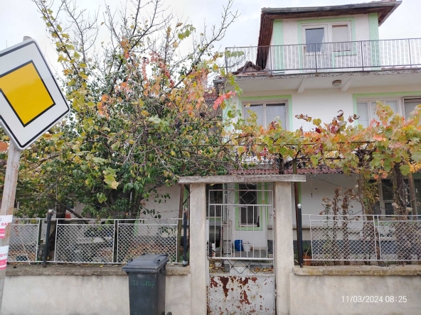 Къща в Ямбол, Граф Игнатиев - 215 кв.м за 238 €/кв.м - Снимка #1