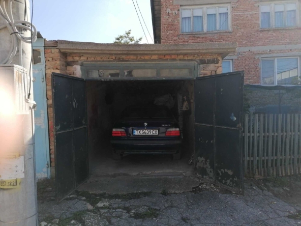 Дава се под наем Гараж / Паркомясто в Добрич, Автогара - 15 кв.м за 71.4 € - Снимка #1