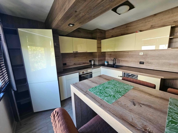 Дава се под наем Двустаен апартамент в Варна, Аспарухово - 61 кв.м за 382.5 € - Снимка #1