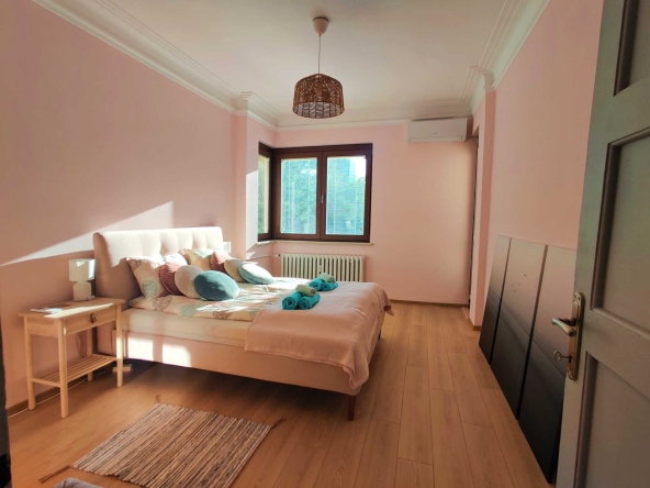 Дава се под наем Тристаен апартамент в София, Център - 70 кв.м за 714 € - Снимка #1