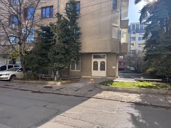 Дава се под наем Офис в София, Изгрев - 65 кв.м за 560 € - Снимка #1