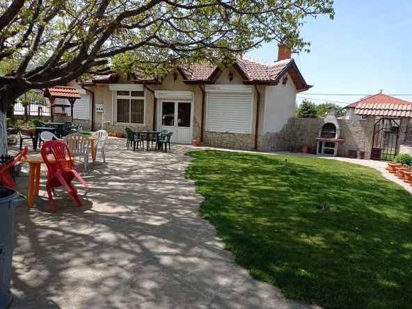 Заведение в с. Белащица, Област Пловдив - 359 кв.м за 836 €/кв.м - Снимка #1