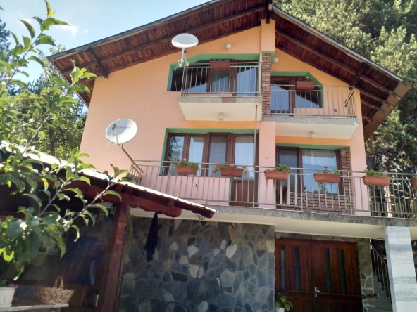 Дава се под наем Къща в Разлог - 200 кв.м за 153 € - Снимка #1