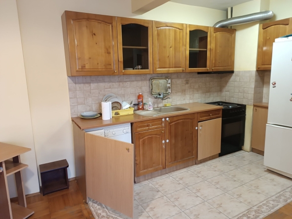 Дава се под наем Тристаен апартамент в Пазарджик, Център - 80 кв.м за 280.5 € - Снимка #1