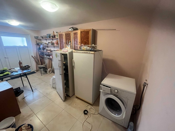 Къща в Поморие - 650 кв.м за 893 €/кв.м - Снимка #1