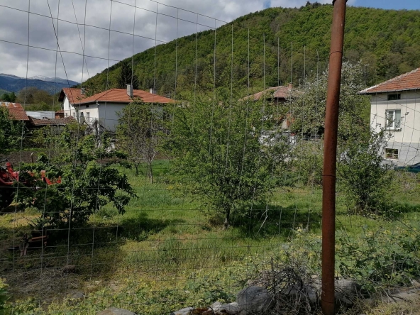 Парцел в с. Радуил, Област София-област - 500 кв.м за 54 €/кв.м - Снимка #1