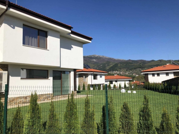 Къща в с. Рударци, Област Перник - 200 кв.м за 2000 €/кв.м - Снимка #1