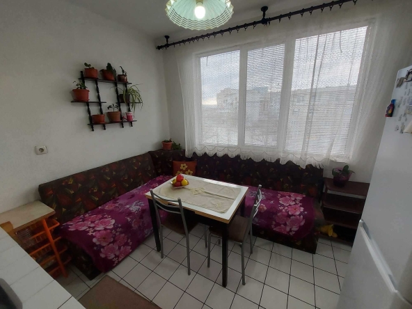 Дава се под наем Двустаен апартамент в Търговище, Център - 65 кв.м за 204 € - Снимка #1