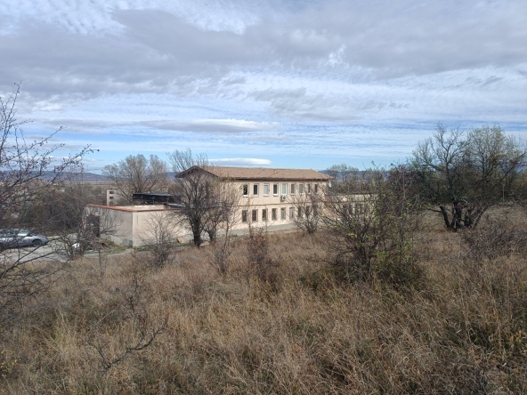 Магазин в с. Кленовик, Област Перник - 718 кв.м за 418 €/кв.м - Снимка #1