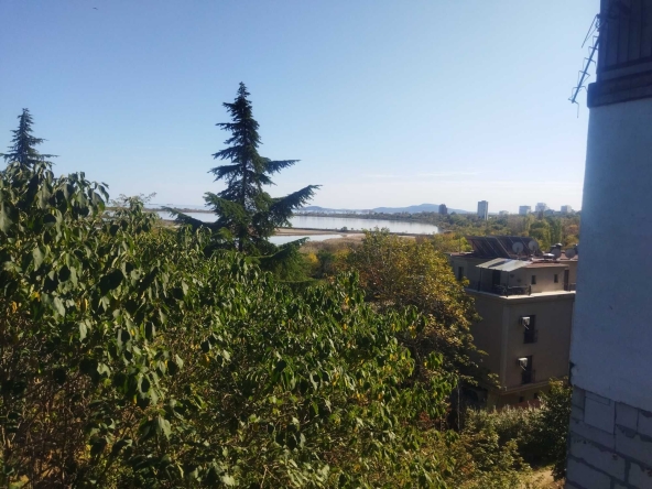 Дава се под наем Двустаен апартамент в Бургас, Зорница - 50 кв.м за 255 € - Снимка #1