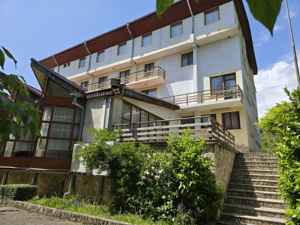 Хотел в с. Горно Изворово, Област Стара Загора - 3264 кв.м за 310 €/кв.м - Снимка #1