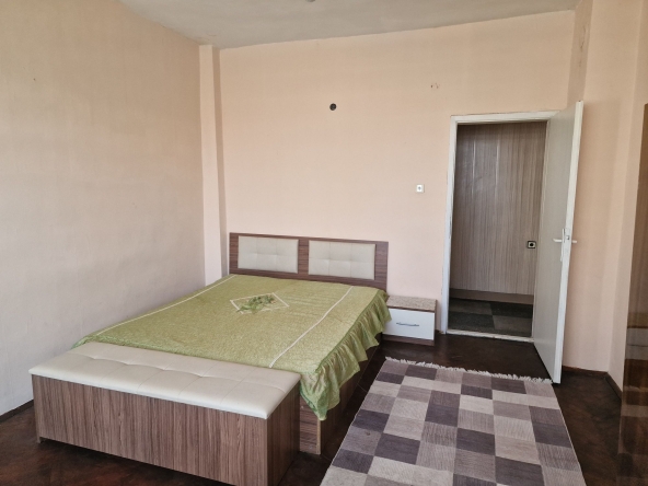 Дава се под наем Тристаен апартамент в Търговище, Център - 90 кв.м за 204 € - Снимка #1