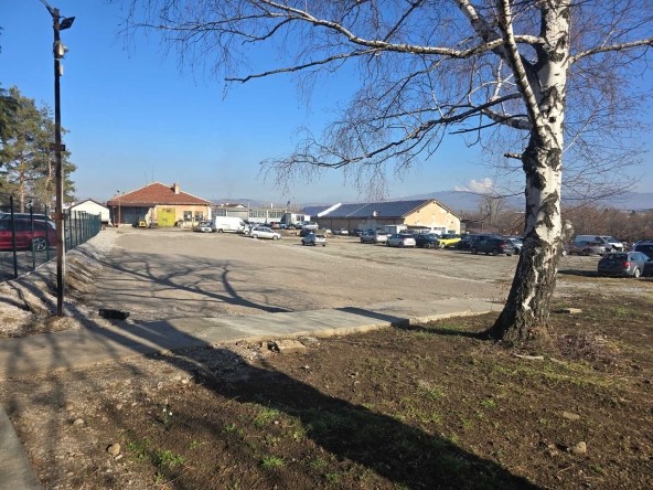 Дава се под наем Гараж / Паркомясто в Дупница - 1250 кв.м за 765 € - Снимка #1