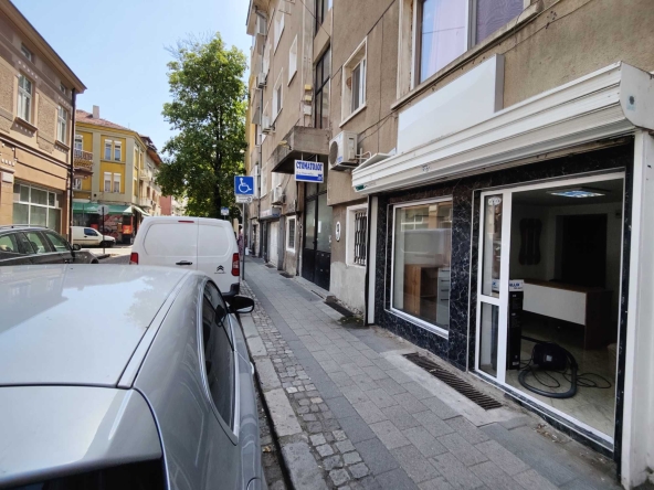 Дава се под наем Офис в Пловдив, Център - 11 кв.м за 204 € - Снимка #1