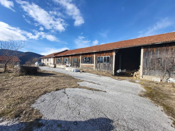 Промишлена сграда в с. Момчиловци, Област Смолян - 1470 кв.м за 140 €/кв.м - Снимка #1