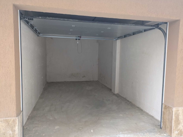 Дава се под наем Гараж / Паркомясто в Казанлък - 19 кв.м за 129.54 € - Снимка #1