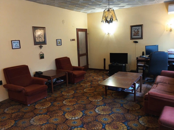 Дава се под наем Четиристаен апартамент в София, Оборище - 120 кв.м за 663 € - Снимка #1