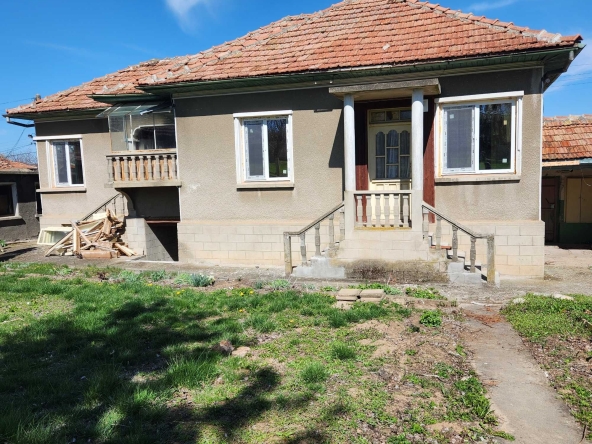 Къща в Велико Търново, Чолаковци - 1800 кв.м за 6 €/кв.м - Снимка #1