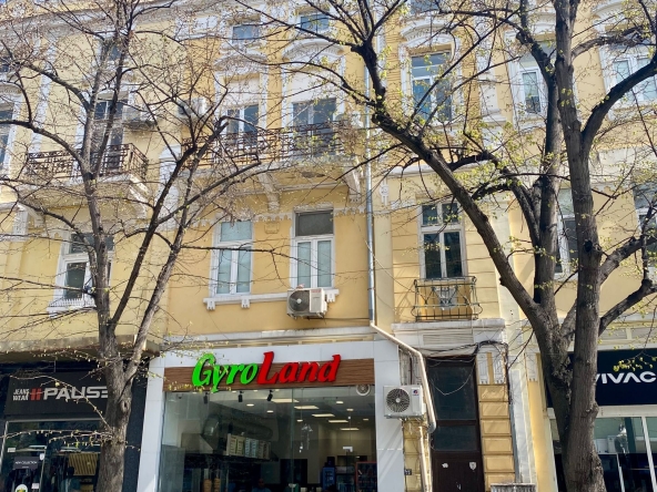 Дава се под наем Етаж от къща в Бургас, Център - 164 кв.м за 765 € - Снимка #1