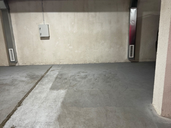 Дава се под наем Гараж / Паркомясто в Варна, Общината - 13 кв.м за 127.5 € - Снимка #1