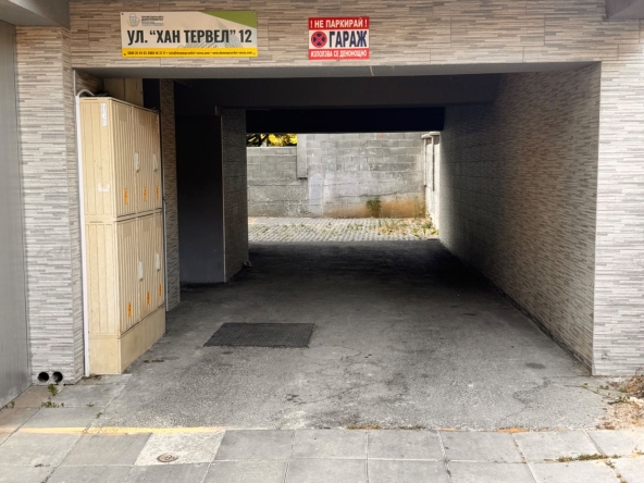 Дава се под наем Гараж / Паркомясто в Варна, Център - 12 кв.м за 91.8 € - Снимка #1