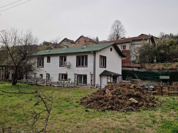 Дава се под наем Етаж от къща в с. Томпсън, Област София-област - 70 кв.м за 612 € - Снимка #1