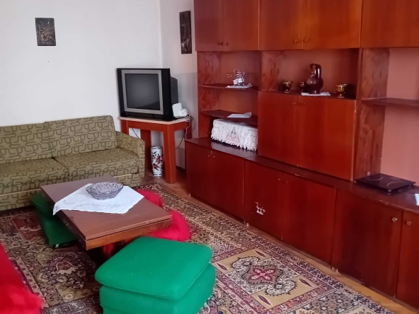 Дава се под наем Тристаен апартамент в Разград, Център - 75 кв.м за 255 € - Снимка #1