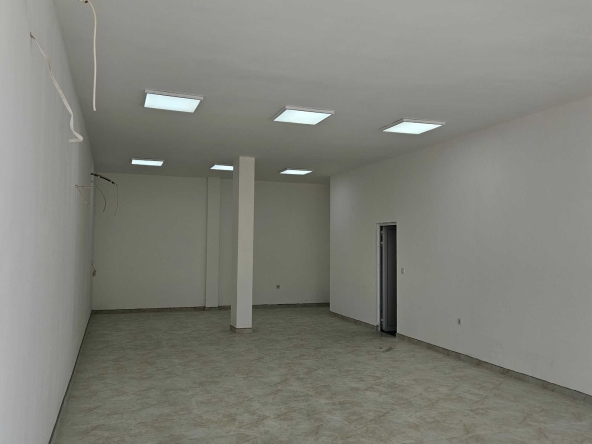 Дава се под наем Магазин в Пловдив, Южен - 90 кв.м за 612 € - Снимка #1