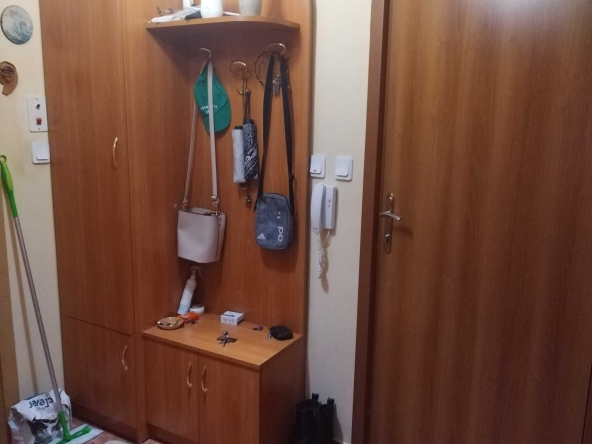 Дава се под наем Тристаен апартамент в Враца, Център - 46 кв.м за 357 € - Снимка #1