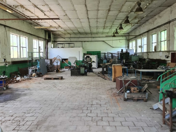 Дава се под наем Магазин в Ловеч, Промишлена зона - 2000 кв.м за 6119.49 € - Снимка #1