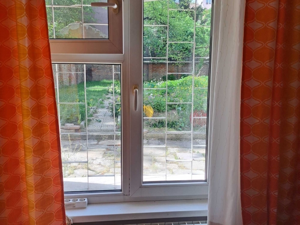 Дава се под наем Ателие в София, Център - 15 кв.м за 298.86 € - Снимка #1