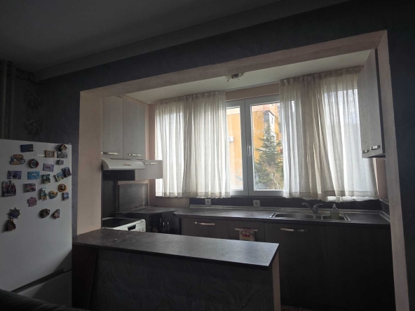 Тристаен апартамент в Сливен, Промишлена зона - 64 кв.м за 781 €/кв.м - Снимка #1