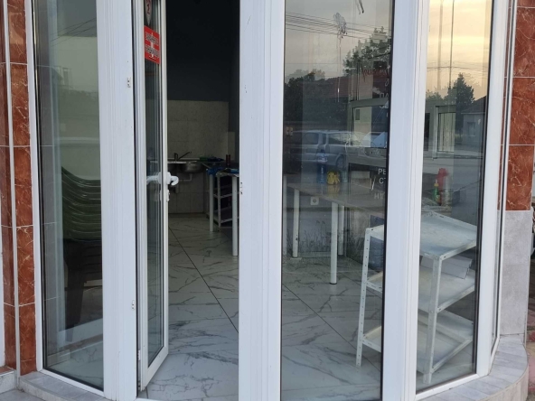 Дава се под наем Магазин в с. Маноле, Област Пловдив - 55 кв.м за 153 € - Снимка #1