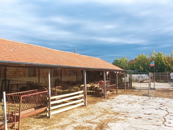 Промишлена сграда в с. Кирилово, Област Ямбол - 3592 кв.м за 17 €/кв.м - Снимка #1