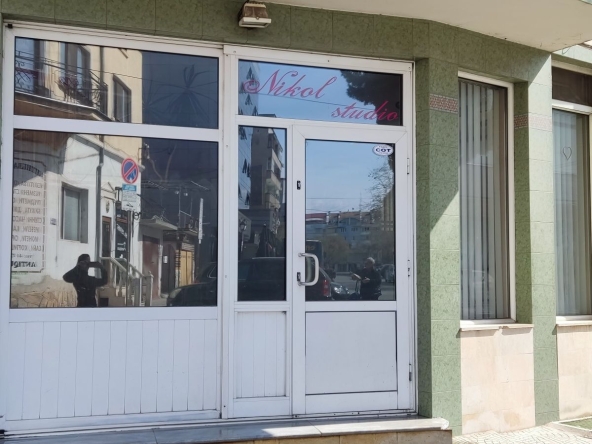 Дава се под наем Магазин в Пазарджик, Окръжна болница - 68 кв.м за 255 € - Снимка #1