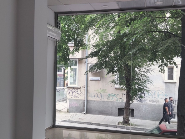 Дава се под наем Магазин в Благоевград, Идеален център - 34 кв.м за 357 € - Снимка #1