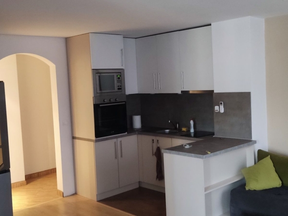 Дава се под наем Тристаен апартамент в Благоевград, Еленово 1 - 68 кв.м за 295.8 € - Снимка #1