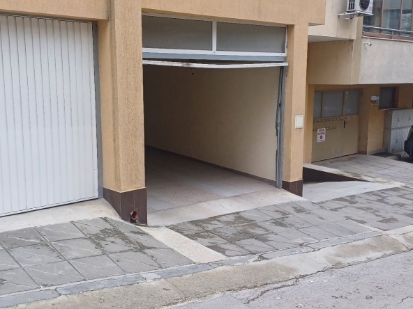 Дава се под наем Гараж / Паркомясто в Варна, Конфуто - 30 кв.м за 91.8 € - Снимка #1